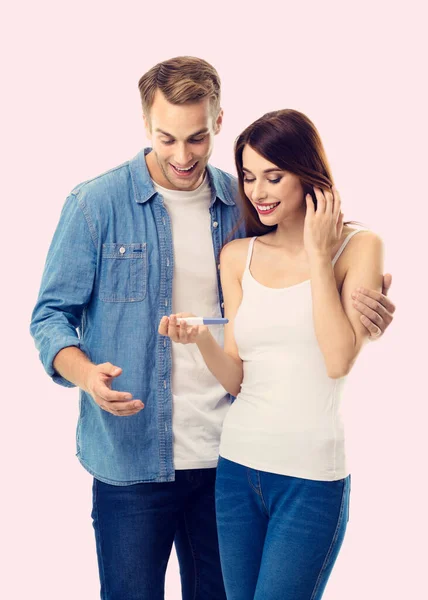 若い陽気な幸せなカップルは 妊娠検査の結果を見つける 白人モデル 出会い 幸せな恋人 家族のコンセプト — ストック写真
