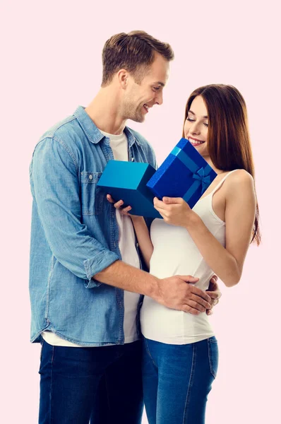 Glückliches Paar Mit Geschenkbox Dicht Beieinander Mit Lächeln Kaukasische Models — Stockfoto