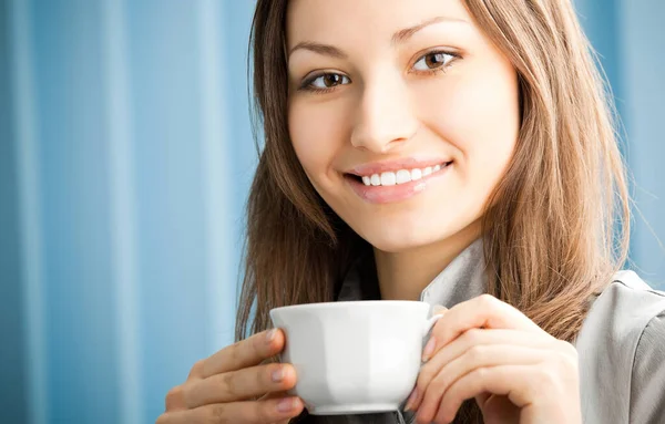 陽気な笑みを浮かべて女性実業家のオフィスでコーヒーを飲んで — ストック写真