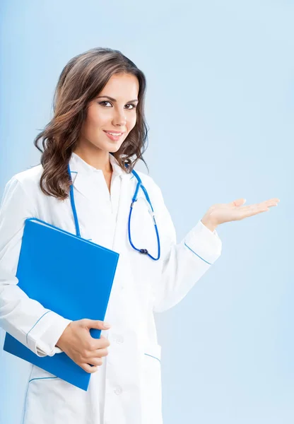 显示的东西的年轻女医生的肖像或产品或标志的案文 蓝色的 Foder 在蓝色背景 Copyspase — 图库照片