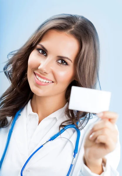 空白の名刺や招待状 青い背景上示す幸せ笑顔若い女性医師の肖像画 — ストック写真