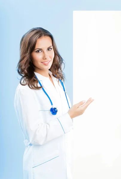 Портрет Щасливої Усміхненої Молодої Жінки Лікарки Показує Порожню Вивіску Синьому — стокове фото