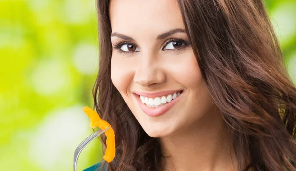 ベジタリアン野菜のサラダ 屋外で幸せな笑顔若い女の肖像 — ストック写真