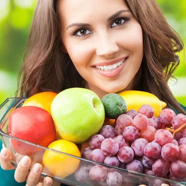Joven Mujer Sonriente Feliz Con Plato Frutas Aire Libre —  Fotos de Stock