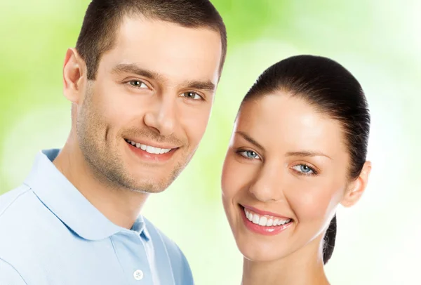 若い魅力的な好色なカップルは 屋外の笑顔幸せのポートレート — ストック写真