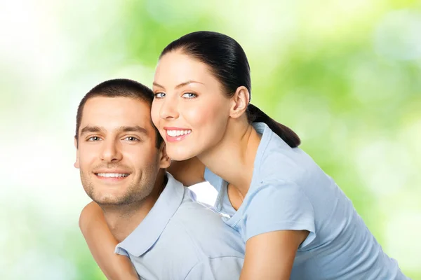 年轻快乐微笑迷人风情拥抱的夫妇 在户外的肖像 — 图库照片