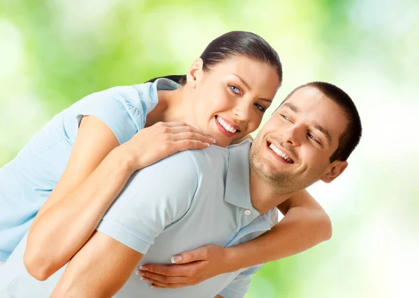 Retrato Jovens Felizes Sorrindo Atraente Amoroso Abraçando Casal Livre — Fotografia de Stock