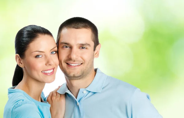 Genç Çekici Sevdalı Çift Açık Havada Gülümseyerek Mutlu Bir Portresi — Stok fotoğraf