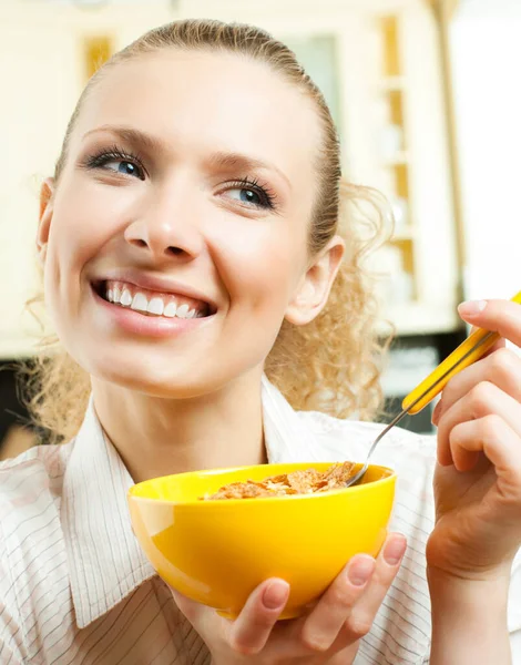 Mujer Rubia Alegre Comiendo Muselina Cereal —  Fotos de Stock