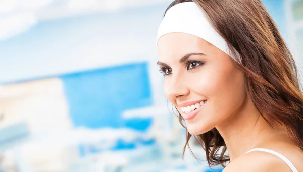 Portrait Young Cheerful Smiling Woman Fitness Club Gym Copyspace — Stock Photo, Image