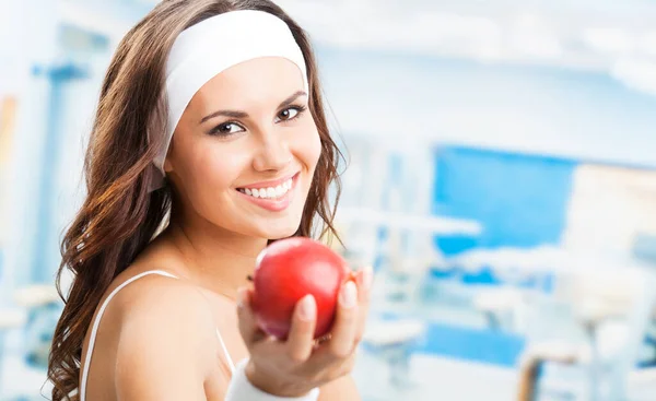性格开朗年轻漂亮的女人和红色的苹果 在健身中心或健身房 Copyspace — 图库照片