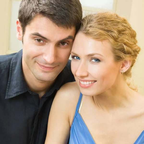 Joyeux Jeune Couple Souriant Intérieur — Photo