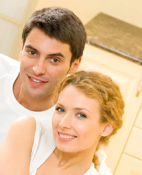 Fröhlich Lächelndes Junges Paar Drinnen — Stockfoto