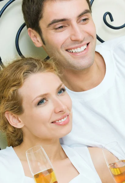 Portret Van Vrolijke Lachende Paar Met Champagne Binnenshuis — Stockfoto