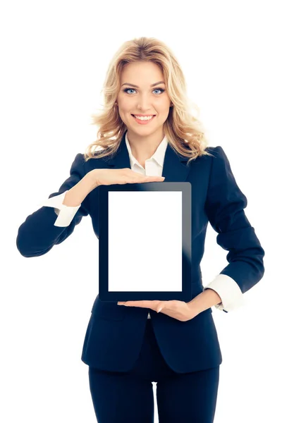 Portret Uśmiechniętej Młodej Bizneswoman Pokazującej Pusty Bezimienny Monitor Tabletowy Przestrzenią — Zdjęcie stockowe