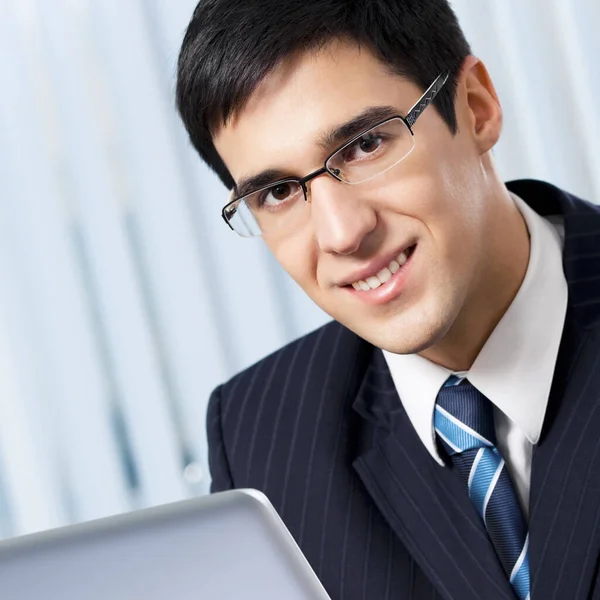 Erfolgreicher Fröhlich Lächelnder Geschäftsmann Der Büro Mit Laptop Arbeitet — Stockfoto