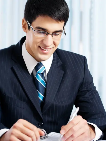 Portret Uśmiechający Się Biznesmen Pisanie Pracy Biurze — Zdjęcie stockowe