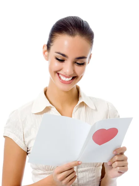 Jovem Mulher Feliz Leitura Valentine Card Isolado Sobre Fundo Branco — Fotografia de Stock