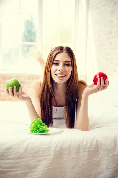 果物のプレートと幸せな笑顔の女性は 美しさと食事のコンセプト 体重減少 健康的な食事によって — ストック写真