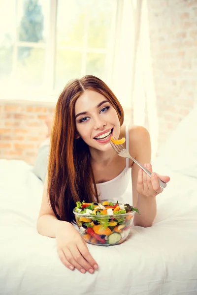 Vrolijk Lachende Jonge Vrouw Met Vegetarische Groentesalade Binnen Schoonheid Dieet — Stockfoto