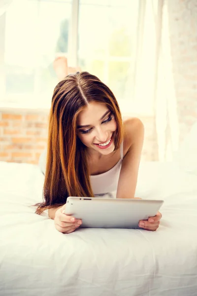 Young Smiling Woman Using Tablet Indoors — Stock Photo, Image