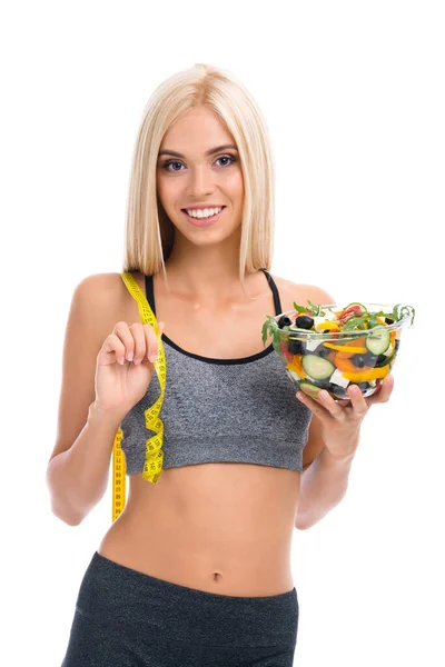 Frau Sportkleidung Mit Maßband Und Salat Isoliert Vor Weißem Hintergrund — Stockfoto
