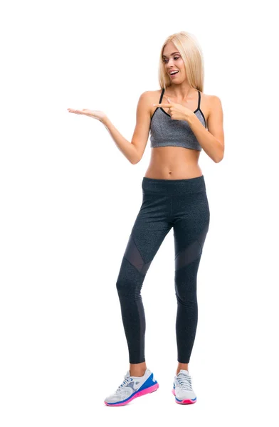 Ganzkörper Einer Blonden Frau Fitnessbekleidung Die Etwas Zeigt Oder Gibt — Stockfoto