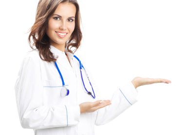 Mutlu gülümseyen genç kadın doktorun portresi beyaz arkaplan üzerinde izole edilmiş metin için boş bir alan ya da telif alanı gösteriyor.