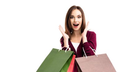 Kırmızı günlük giysiler içinde, beyaz arka planda izole edilmiş alışveriş torbalarıyla çok mutlu genç bir kadın. Müşteri, alışveriş ve satış kavramı.