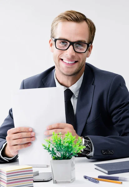 年轻快乐的笑脸商人 戴着眼镜 身穿黑色西服 在办公室里与文件和笔记本电脑打交道 在商业 工作和教育概念方面取得的成功 — 图库照片