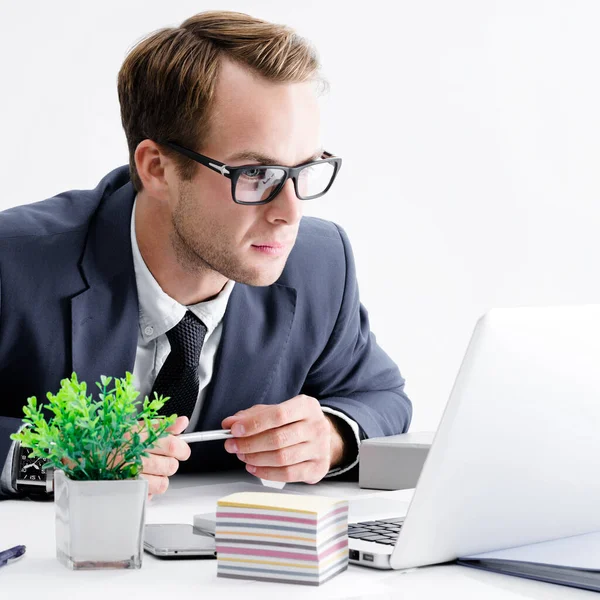Seriös Affärsman Glasögon Och Svart Kostym Arbetar Med Bärbar Dator — Stockfoto