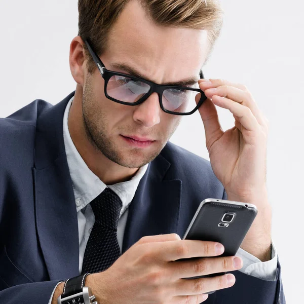Grave Uomo Affari Occhiali Completo Nero Utilizzando Cellulare Successo Nel — Foto Stock