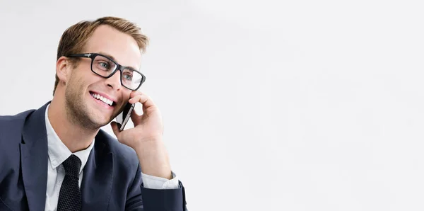Jonge Vrolijke Lachende Zakenman Bril Zwart Pak Met Mobiele Telefoon — Stockfoto