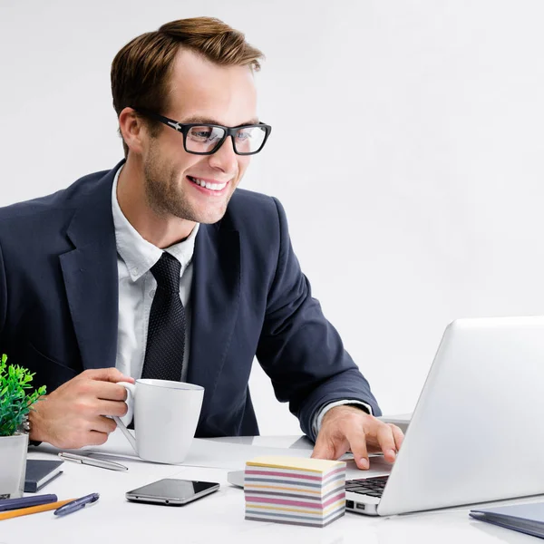 Gözlüklü Siyah Takım Elbiseli Genç Mutlu Işadamı Ofiste Dizüstü Bilgisayarla — Stok fotoğraf