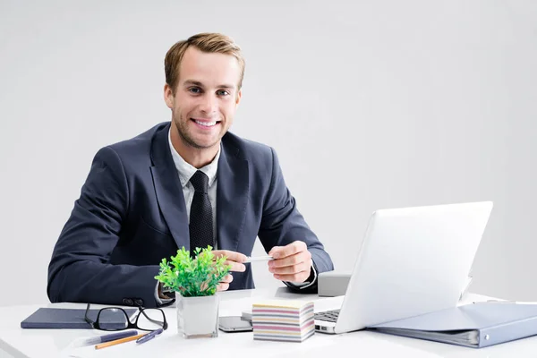 Молодой Счастливый Улыбающийся Бизнесмен Черном Костюме Работает Ноутбуком Офисе Успех — стоковое фото
