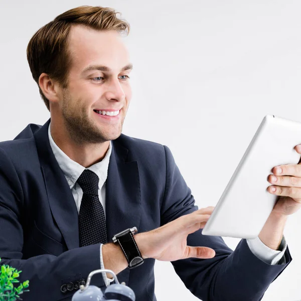 Jovem Feliz Sorridente Empresário Terno Preto Trabalhando Com Computador Tablet — Fotografia de Stock