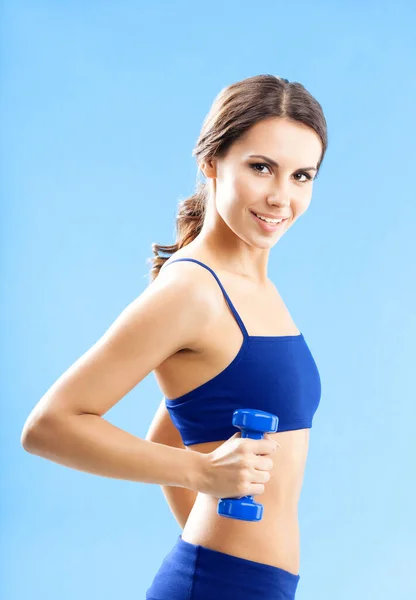 Fröhliche Frau Fitnessbekleidung Beim Training Mit Hantel Vor Blauem Hintergrund — Stockfoto