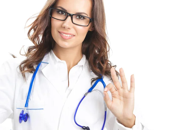 Porträtt Glad Leende Ung Kvinnlig Läkare Visar Okej Gest Isolerad — Stockfoto