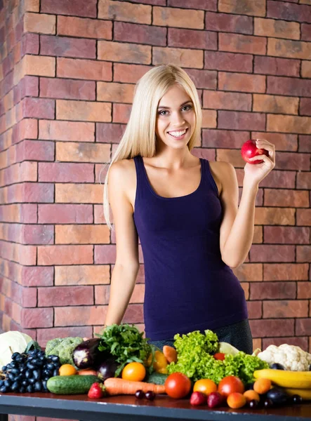 Retrato Feliz Sorrindo Jovem Bela Mulher Loira Com Comida Vegetariana — Fotografia de Stock