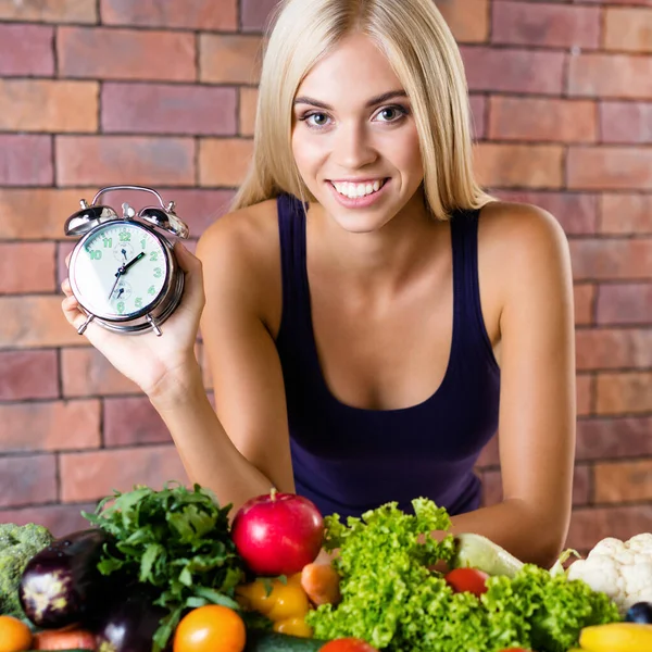 채식주의자 음식을 아름다운 금발의 행복하게 미소짓는 섭취와 다이어트와 건강에 — 스톡 사진