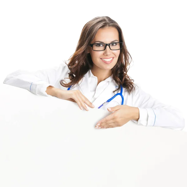 白い背景で隔離された空白の看板を示す幸せな笑顔若い女性医師の肖像画 — ストック写真
