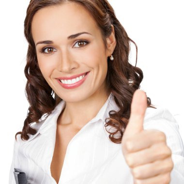 başparmak yukarıya beyaz arka plan üzerinde izole jest ile mutlu gülümseyen iş kadını