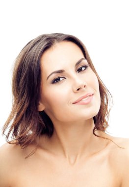 güzel mutlu genç gülümseyen uzun kıvırcık saçlı, beyaz arka plan üzerinde izole kadın portresi