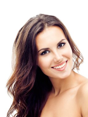 güzel mutlu genç gülümseyen uzun kıvırcık saçlı, beyaz arka plan üzerinde izole kadın portresi