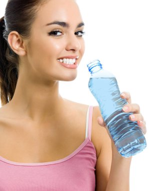 spor giyim içme suyu, beyaz arka plan üzerinde izole mutlu genç gülümseyen kadın