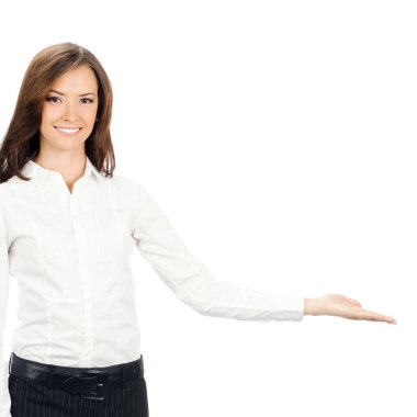 Beyaz arka plan üzerinde izole bir şey gösterilen mutlu gülümseyen güzel genç neşeli iş kadın portresi