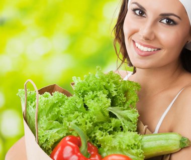 bakkal alışveriş çantası ile sağlıklı vejetaryen yemekleri, açık havada tutan fitness giyim mutlu gülümseyen genç güzel kadın portresi