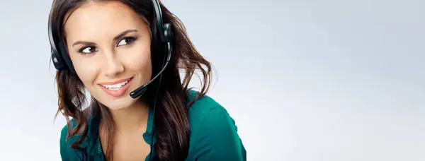 Portret Van Vrolijke Glimlachende Vrolijke Mooie Vrouwelijke Telefoonoperator Headset Groene Rechtenvrije Stockfoto's