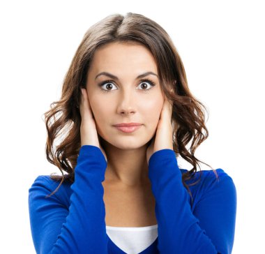 Elleriyle kulaklarını kapatan genç bir kadının portresi, beyaz arka planda izole edilmiş.