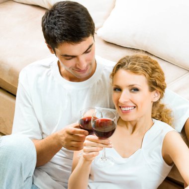 gülümseyen çift bardak kırmızı şarap, kapalı ile portresi